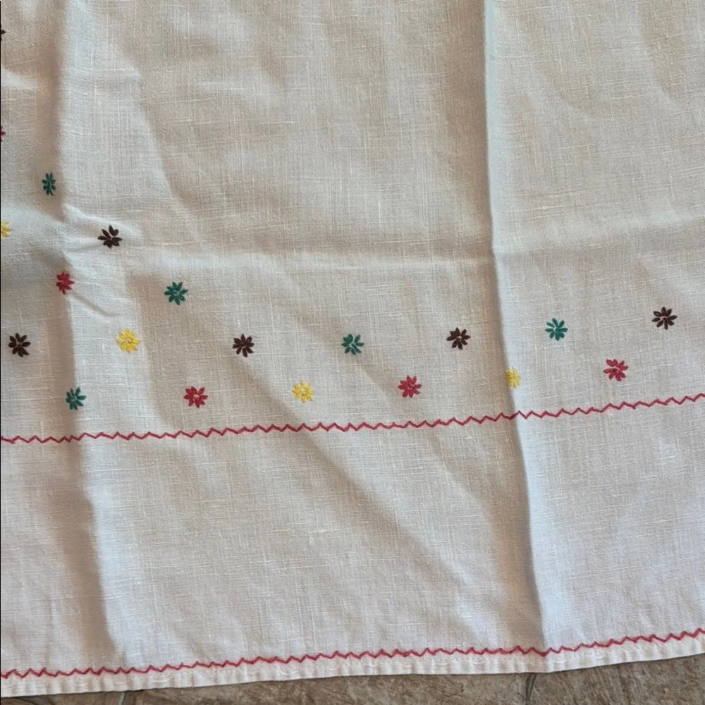 Tablecloth Vintage Embroidered Small White Tablecloth with Colorful Accents